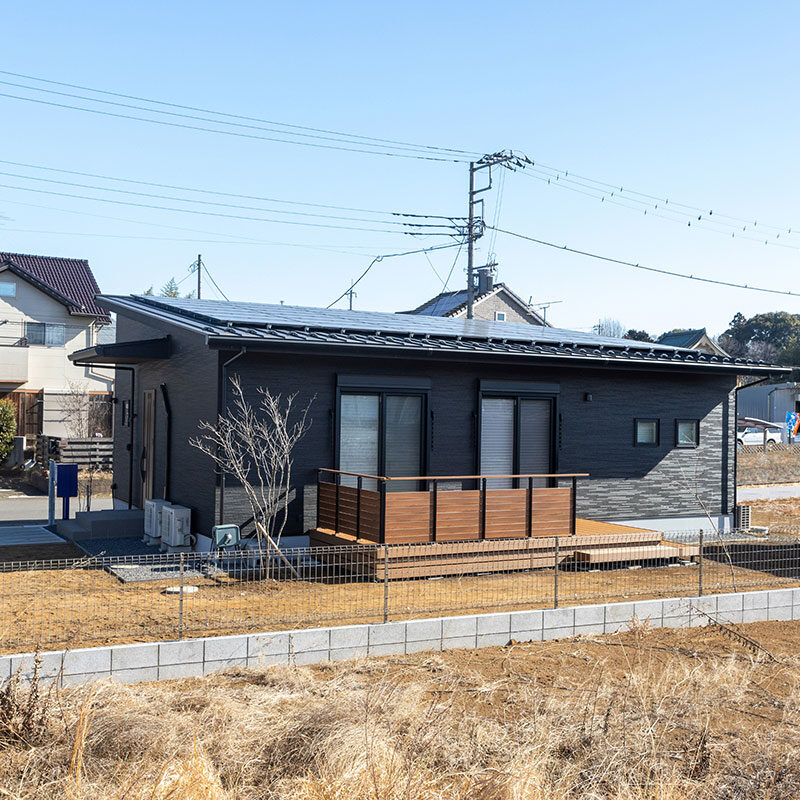 シンプルで均整の取れた外観。太陽光パネルをのせるため、片流れ屋根のシャープなシルエットになった。
エクステリアはまだまだこれから、ご主人自らが手を掛け仕上げていく予定。